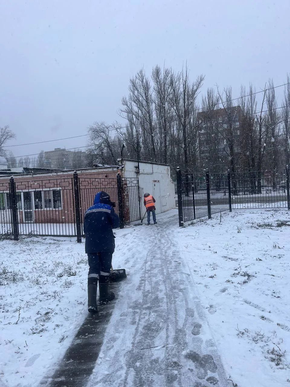 На дорогах города Балаково в усиленном режиме убирают снег На дорогах города Балаково в усиленном режиме убирают снег