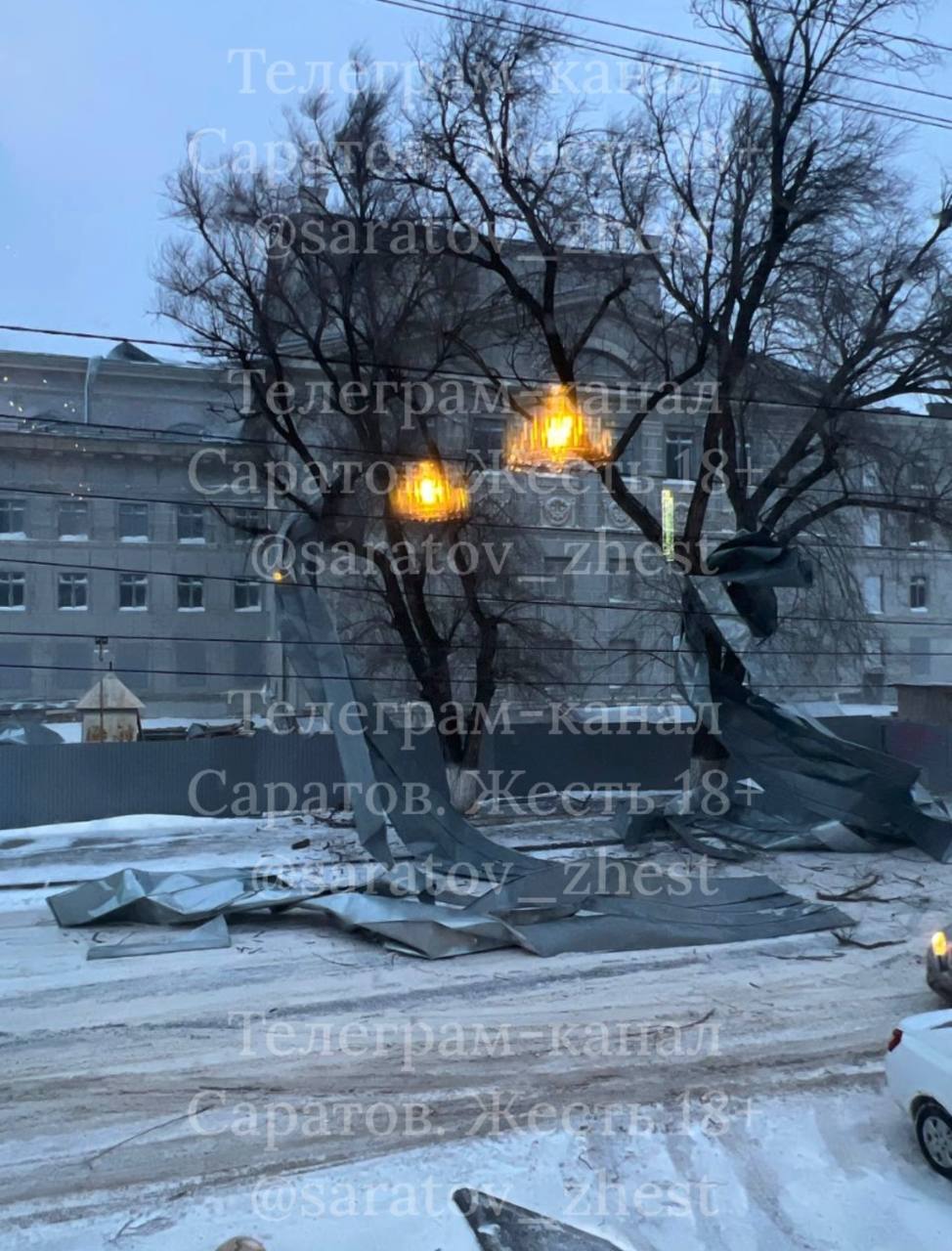 В Саратове из-за сильного ветра рухнула главная новогодняя елка В Саратове из-за сильного ветра рухнула главная новогодняя елка