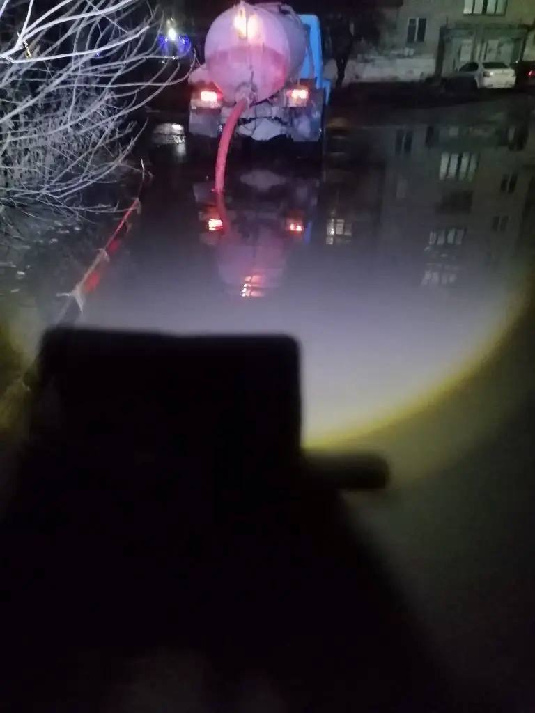 Погода умеет удивлять. Сотрудники МКУ «Городское хозяйство» ночью работали над откачкой воды с улиц города, чтобы минимизировать неудобства для жителей Погода умеет удивлять. Сотрудники МКУ «Городское хозяйство» ночью работали над откачкой воды с улиц города, чтобы минимизировать неудобства для жителей