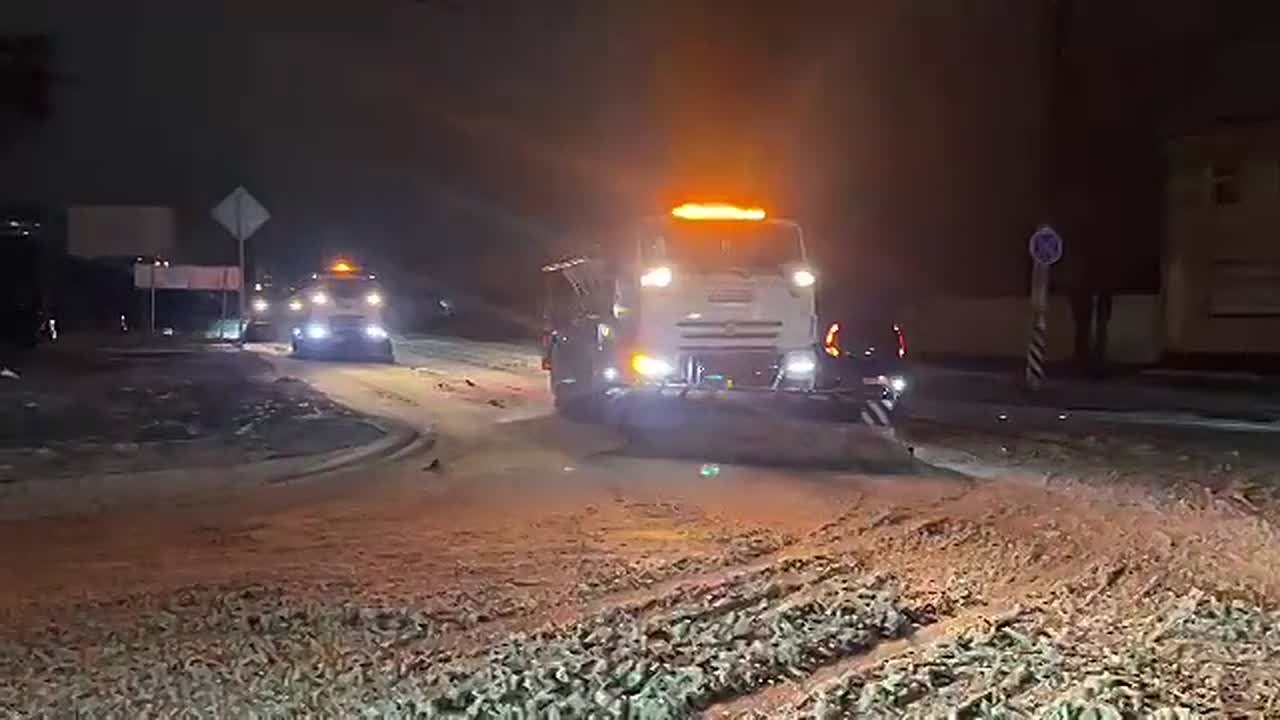 В связи с продолжительными интенсивными осадками силами МКУ «Городское хозяйство» в усиленном режиме ведутся работы по уборке дорог