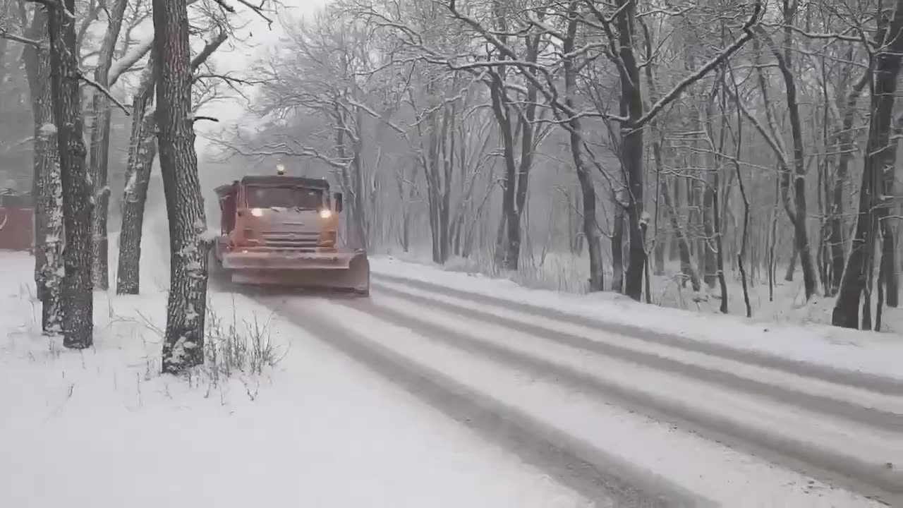 Более 300 единиц техники коммунальных предприятий, дорожных служб и управляющих компаний устраняют последствия непогоды в Саратове