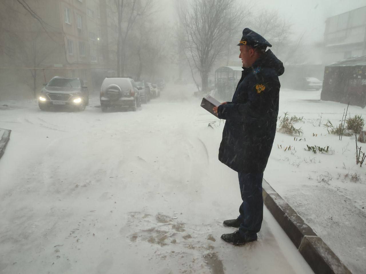 Прокуратура Октябрьского района Саратова совместно с администрацией района организовала проверки деятельности управляющих организаций и МБУ в части своевременной уборки дворовых территорий, тротуаров и дорог общего... Прокуратура Октябрьского района Саратова совместно с администрацией района организовала проверки деятельности управляющих организаций и МБУ в части своевременной уборки дворовых территорий, тротуаров и дорог общего...