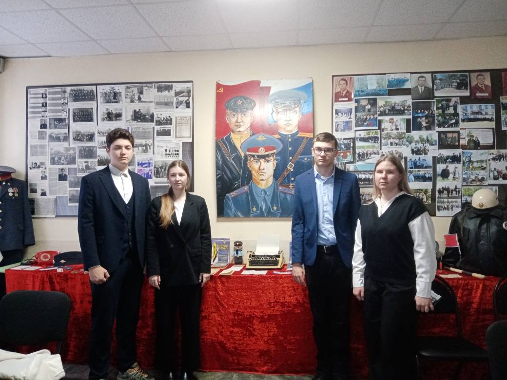 В Ртищево полицейские провели тематическое мероприятие Ко Дню Конституции В Ртищево полицейские провели тематическое мероприятие Ко Дню Конституции