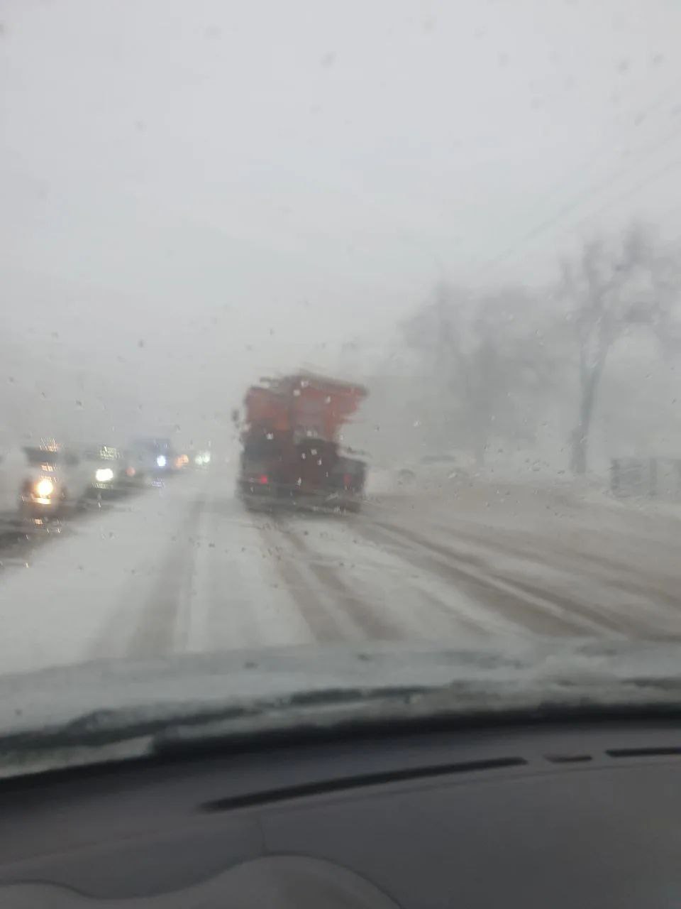На дорогах города Балаково в усиленном режиме убирают снег На дорогах города Балаково в усиленном режиме убирают снег