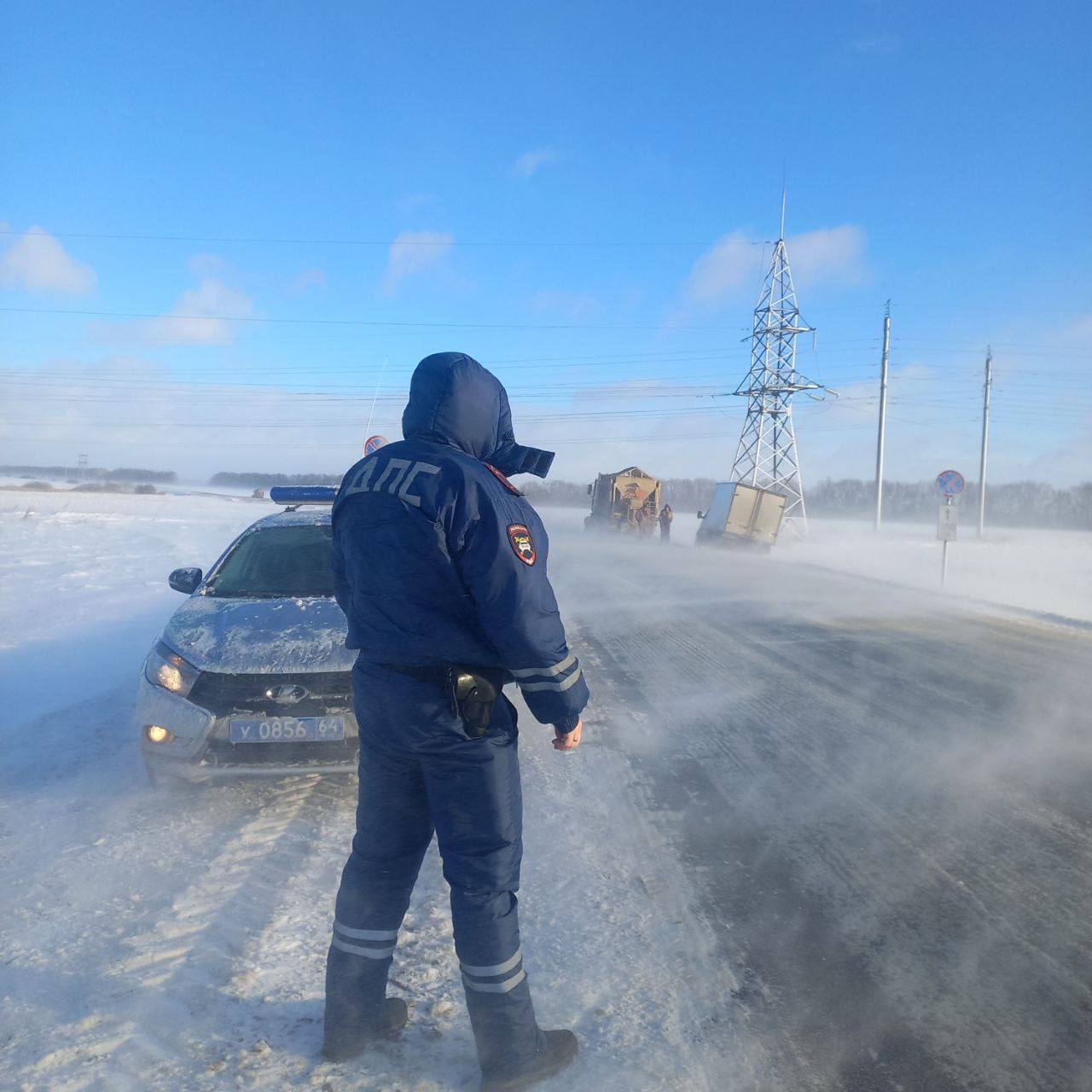Прямо сейчас по всей Саратовской области сотрудники ГИБДД несут службу в непростых погодных условиях Прямо сейчас по всей Саратовской области сотрудники ГИБДД несут службу в непростых погодных условиях