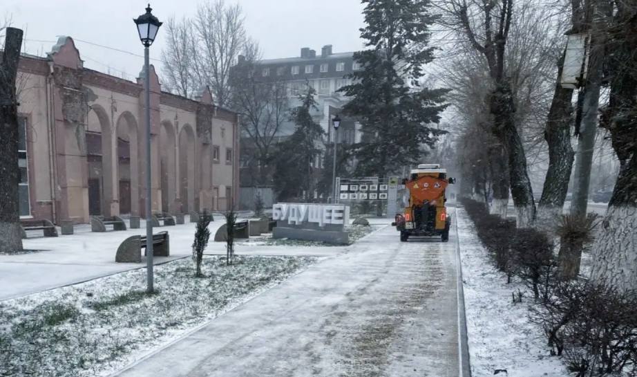 Силами МКУ «Городское хозяйство» в усиленном режиме ведутся работы по очистке дорог и тротуаров, а также ликвидации последствий сильного ветра Силами МКУ «Городское хозяйство» в усиленном режиме ведутся работы по очистке дорог и тротуаров, а также ликвидации последствий сильного ветра