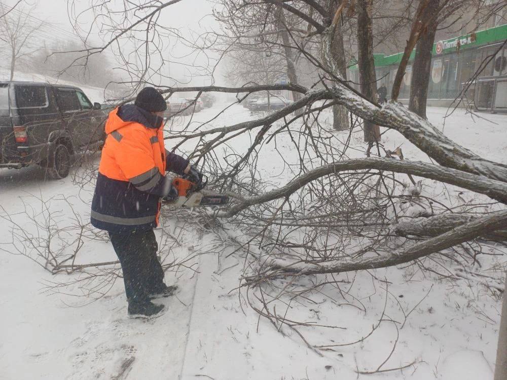 Коммунальщики устраняют последствия снежного коллапса Коммунальщики устраняют последствия снежного коллапса