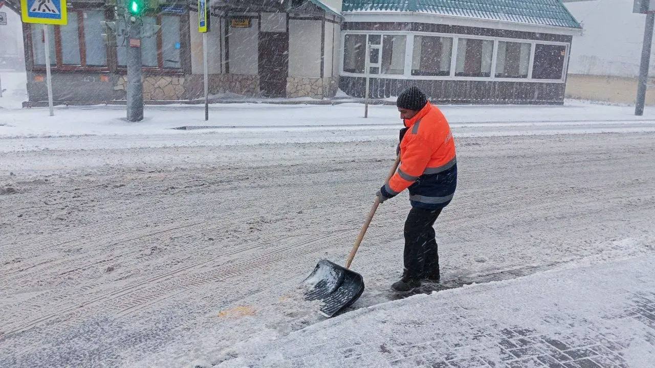 Силами МКУ «Городское хозяйство» в усиленном режиме ведутся работы по очистке дорог и тротуаров, а также ликвидации последствий сильного ветра Силами МКУ «Городское хозяйство» в усиленном режиме ведутся работы по очистке дорог и тротуаров, а также ликвидации последствий сильного ветра