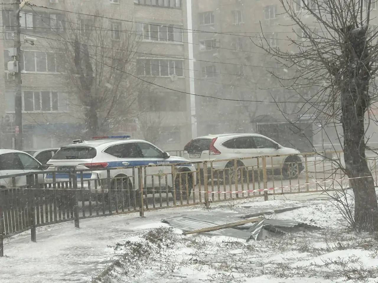 Вместе с министром строительства и ЖКХ Саратовской области Михаилом Бутылкиным, профильными заместителями и спасателями областной службы спасения работаем на ул. Полиграфическая, где из-за сильного ветра частично повреждена... Вместе с министром строительства и ЖКХ Саратовской области Михаилом Бутылкиным, профильными заместителями и спасателями областной службы спасения работаем на ул. Полиграфическая, где из-за сильного ветра частично повреждена...