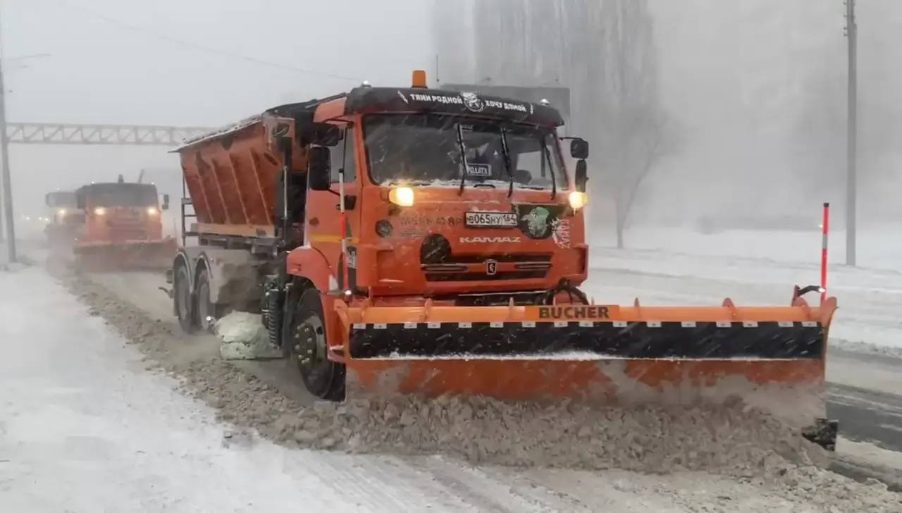 Более 300 единиц техники коммунальных предприятий, дорожных служб и управляющих компаний устраняют последствия непогоды в Саратове Более 300 единиц техники коммунальных предприятий, дорожных служб и управляющих компаний устраняют последствия непогоды в Саратове