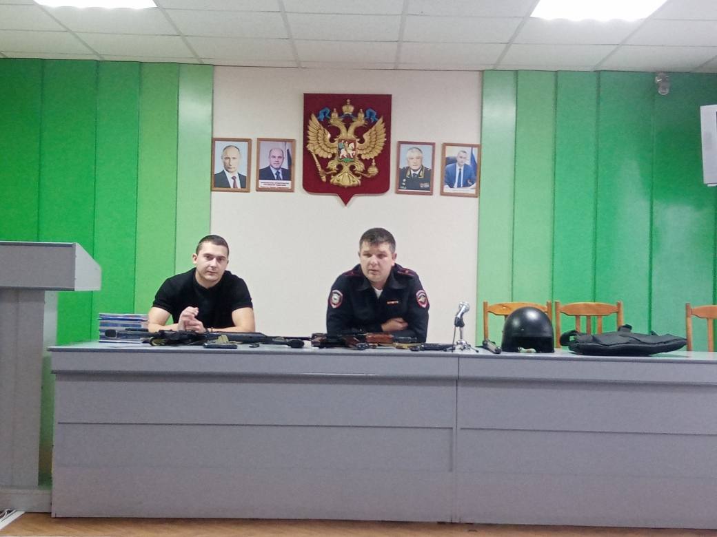 В Ртищево полицейские провели тематическое мероприятие Ко Дню Конституции В Ртищево полицейские провели тематическое мероприятие Ко Дню Конституции