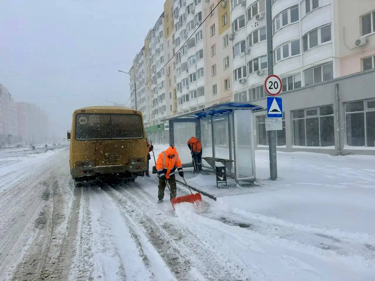 Более 300 единиц техники коммунальных предприятий, дорожных служб и управляющих компаний устраняют последствия непогоды в Саратове Более 300 единиц техники коммунальных предприятий, дорожных служб и управляющих компаний устраняют последствия непогоды в Саратове