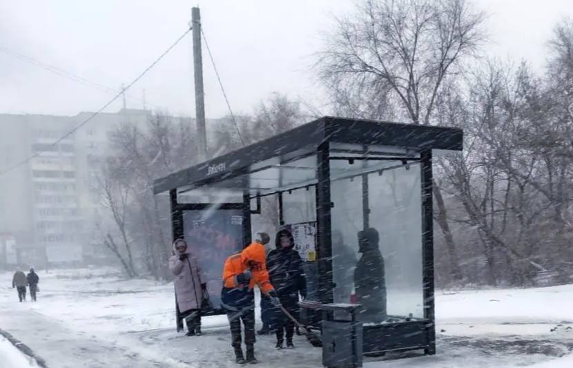 Силами МКУ «Городское хозяйство» в усиленном режиме ведутся работы по очистке дорог и тротуаров, а также ликвидации последствий сильного ветра Силами МКУ «Городское хозяйство» в усиленном режиме ведутся работы по очистке дорог и тротуаров, а также ликвидации последствий сильного ветра