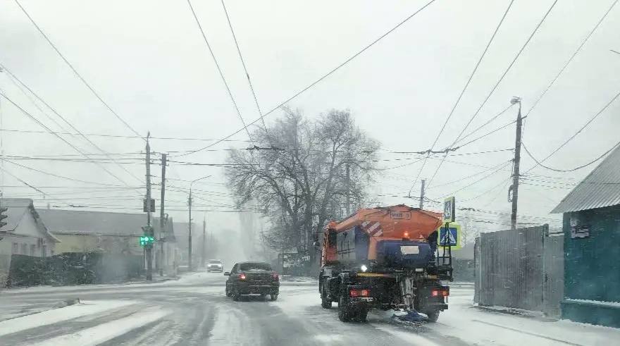 Силами МКУ «Городское хозяйство» в усиленном режиме ведутся работы по очистке дорог и тротуаров, а также ликвидации последствий сильного ветра Силами МКУ «Городское хозяйство» в усиленном режиме ведутся работы по очистке дорог и тротуаров, а также ликвидации последствий сильного ветра