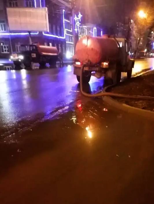 Погода умеет удивлять. Сотрудники МКУ «Городское хозяйство» ночью работали над откачкой воды с улиц города, чтобы минимизировать неудобства для жителей Погода умеет удивлять. Сотрудники МКУ «Городское хозяйство» ночью работали над откачкой воды с улиц города, чтобы минимизировать неудобства для жителей