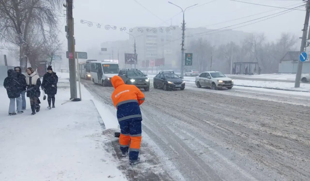 Силами МКУ «Городское хозяйство» в усиленном режиме ведутся работы по очистке дорог и тротуаров, а также ликвидации последствий сильного ветра Силами МКУ «Городское хозяйство» в усиленном режиме ведутся работы по очистке дорог и тротуаров, а также ликвидации последствий сильного ветра