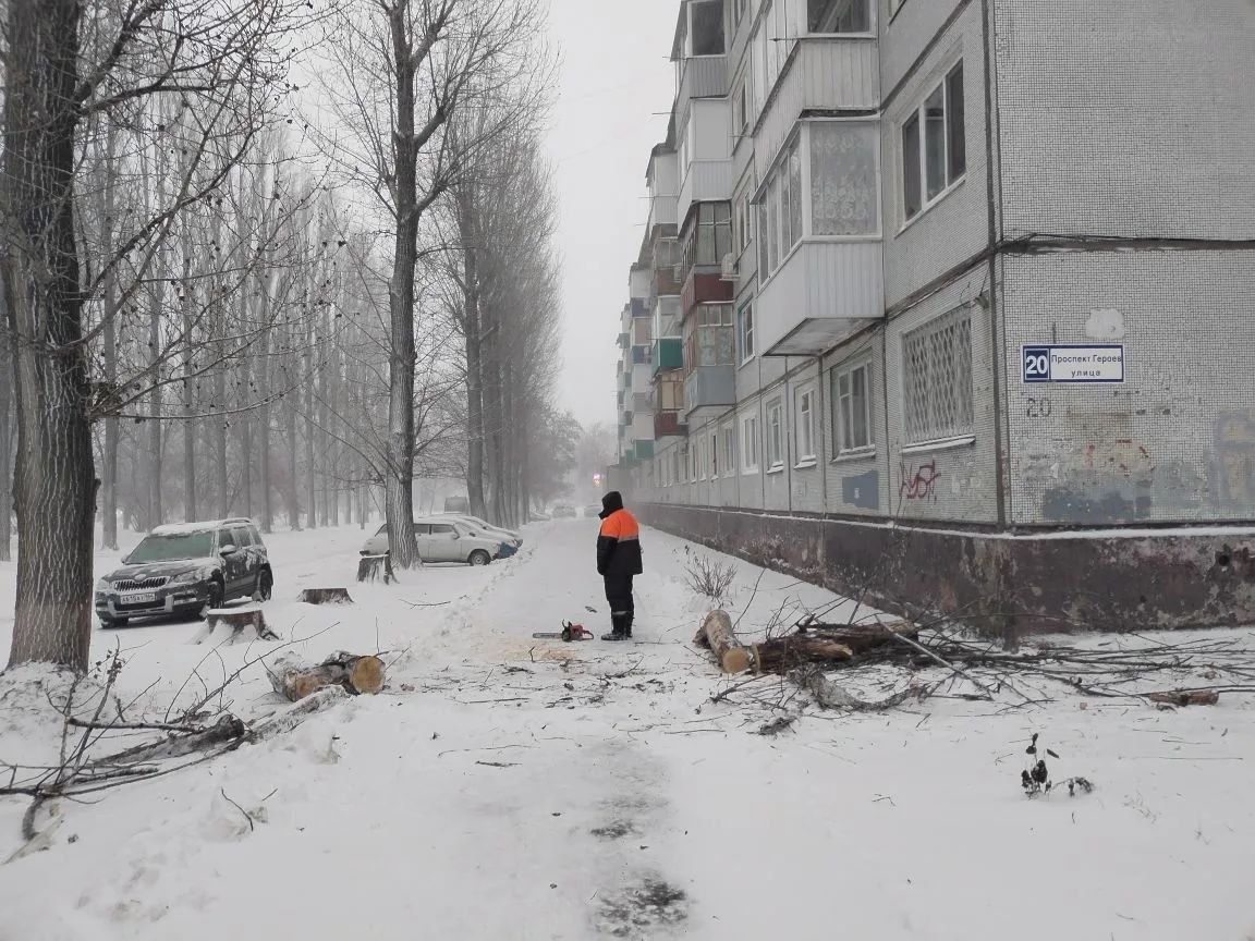 Сотрудники Комбината благоустройства устраняют последствия непогоды Сотрудники Комбината благоустройства устраняют последствия непогоды