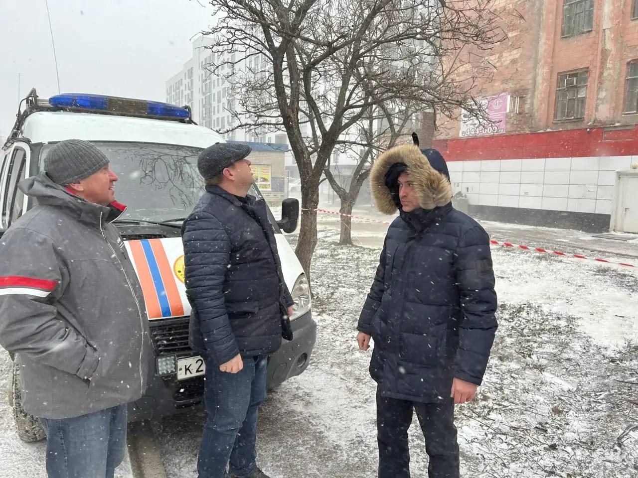 Вместе с министром строительства и ЖКХ Саратовской области Михаилом Бутылкиным, профильными заместителями и спасателями областной службы спасения работаем на ул. Полиграфическая, где из-за сильного ветра частично повреждена...