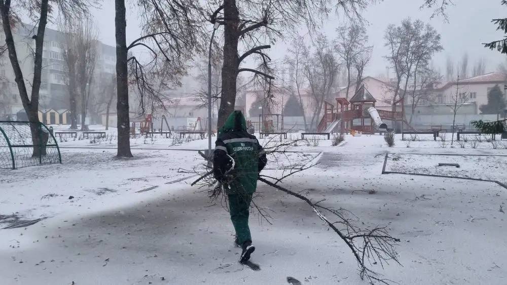 Коммунальщики устраняют последствия снежного коллапса Коммунальщики устраняют последствия снежного коллапса