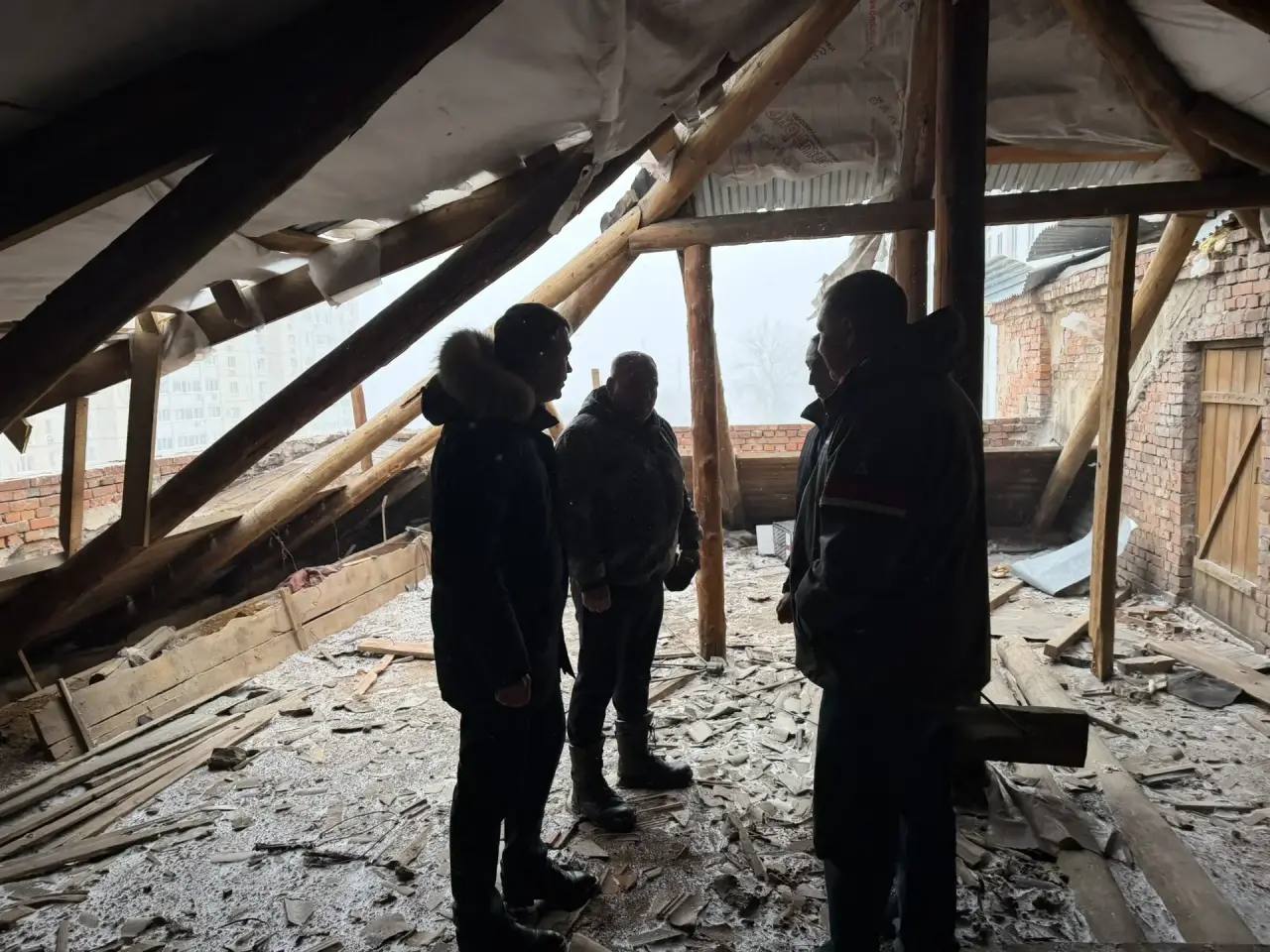 Вместе с министром строительства и ЖКХ Саратовской области Михаилом Бутылкиным, профильными заместителями и спасателями областной службы спасения работаем на ул. Полиграфическая, где из-за сильного ветра частично повреждена... Вместе с министром строительства и ЖКХ Саратовской области Михаилом Бутылкиным, профильными заместителями и спасателями областной службы спасения работаем на ул. Полиграфическая, где из-за сильного ветра частично повреждена...