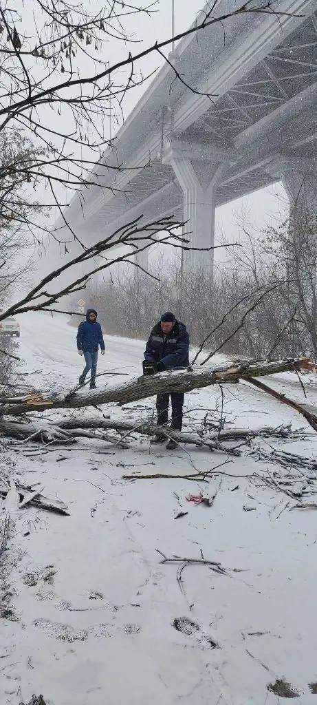 Коммунальщики устраняют последствия снежного коллапса Коммунальщики устраняют последствия снежного коллапса