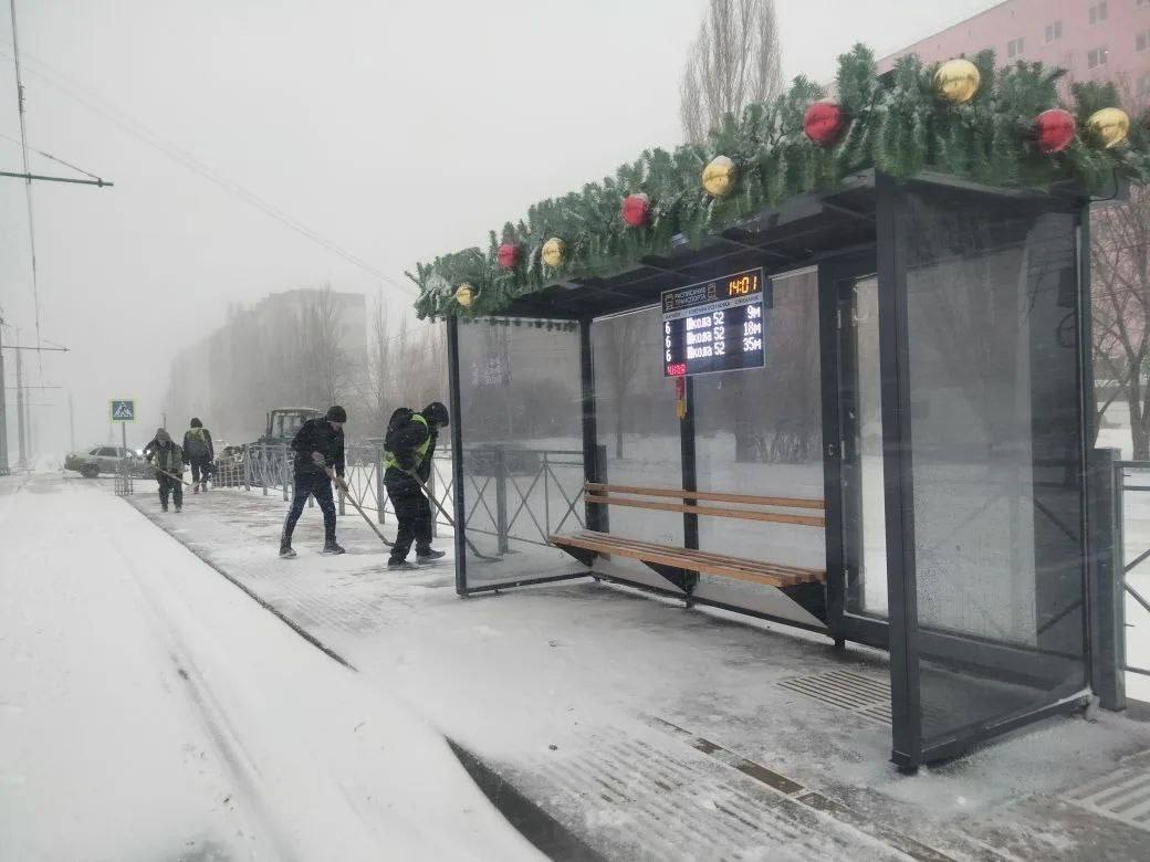 Более 300 единиц техники коммунальных предприятий, дорожных служб и управляющих компаний устраняют последствия непогоды в Саратове Более 300 единиц техники коммунальных предприятий, дорожных служб и управляющих компаний устраняют последствия непогоды в Саратове