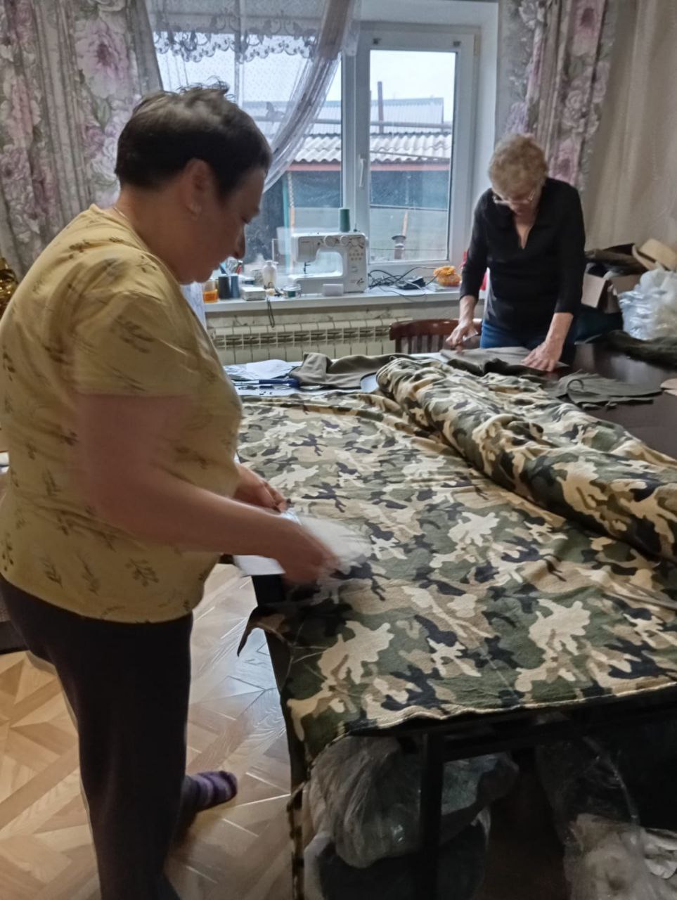 Теплые шапки и штаны отправляют «серебряные» мастерицы участникам СВО