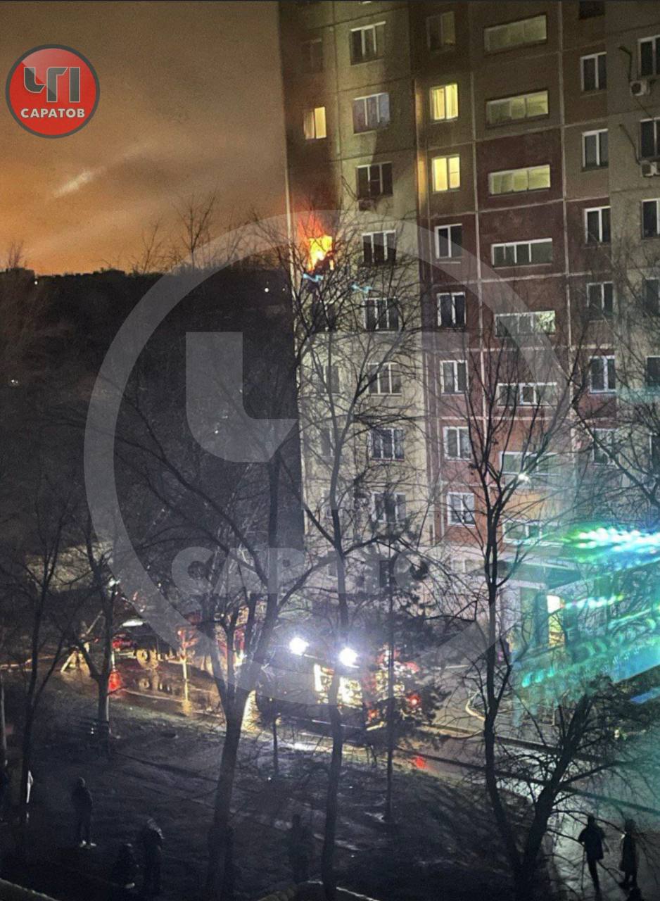 Главное к этому часу:. Два человека погибли при атаке беспилотников в Саратове — дрон попал в жилой дом, повреждены несколько квартир, для жителей организован пункт временного размещения Главное к этому часу:. Два человека погибли при атаке беспилотников в Саратове — дрон попал в жилой дом, повреждены несколько квартир, для жителей организован пункт временного размещения