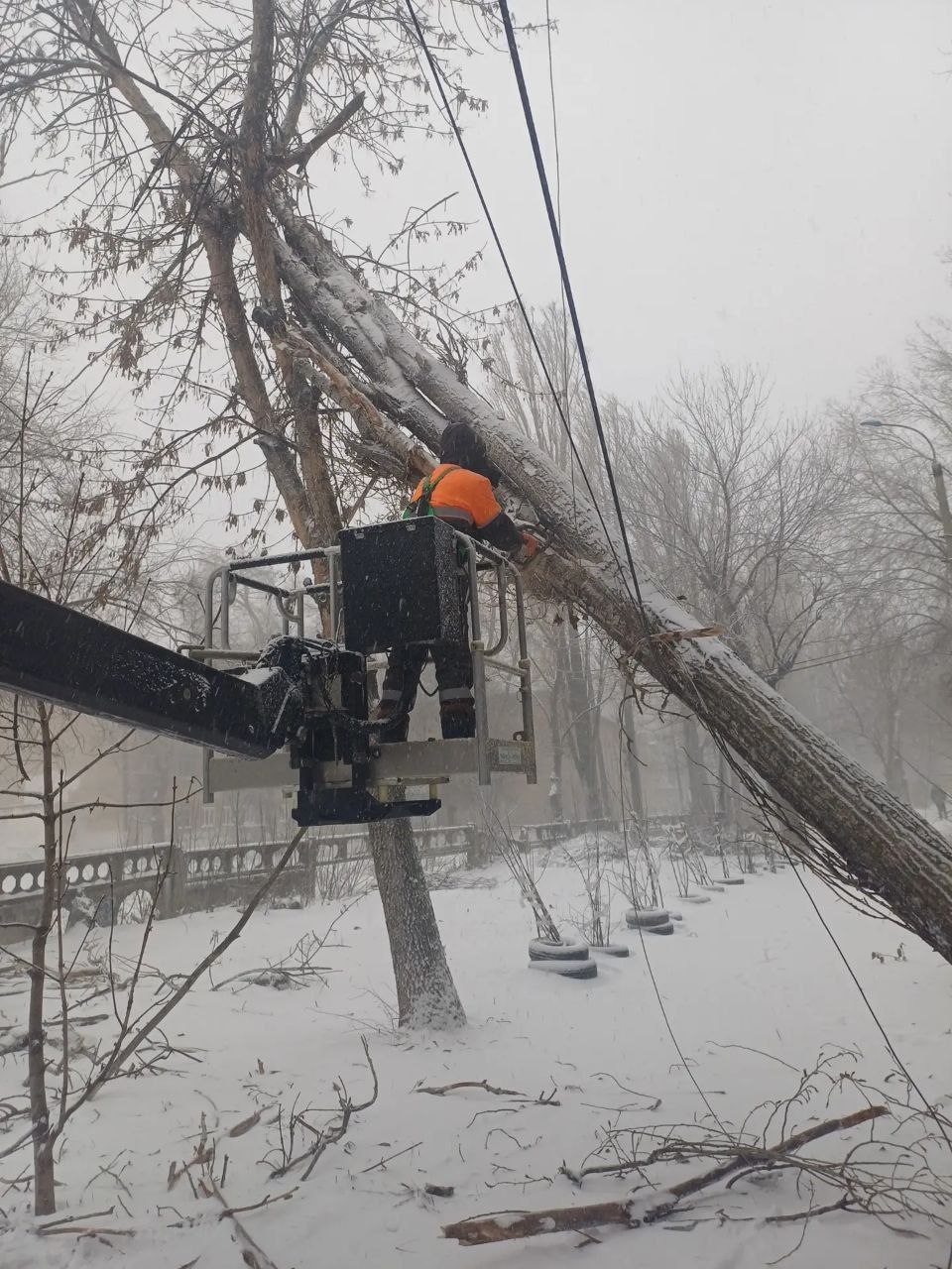 Сотрудники Комбината благоустройства устраняют последствия непогоды Сотрудники Комбината благоустройства устраняют последствия непогоды