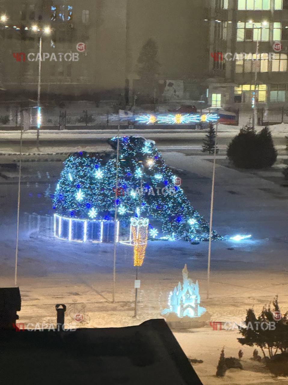 В Саратове из-за сильного ветра рухнула главная новогодняя елка