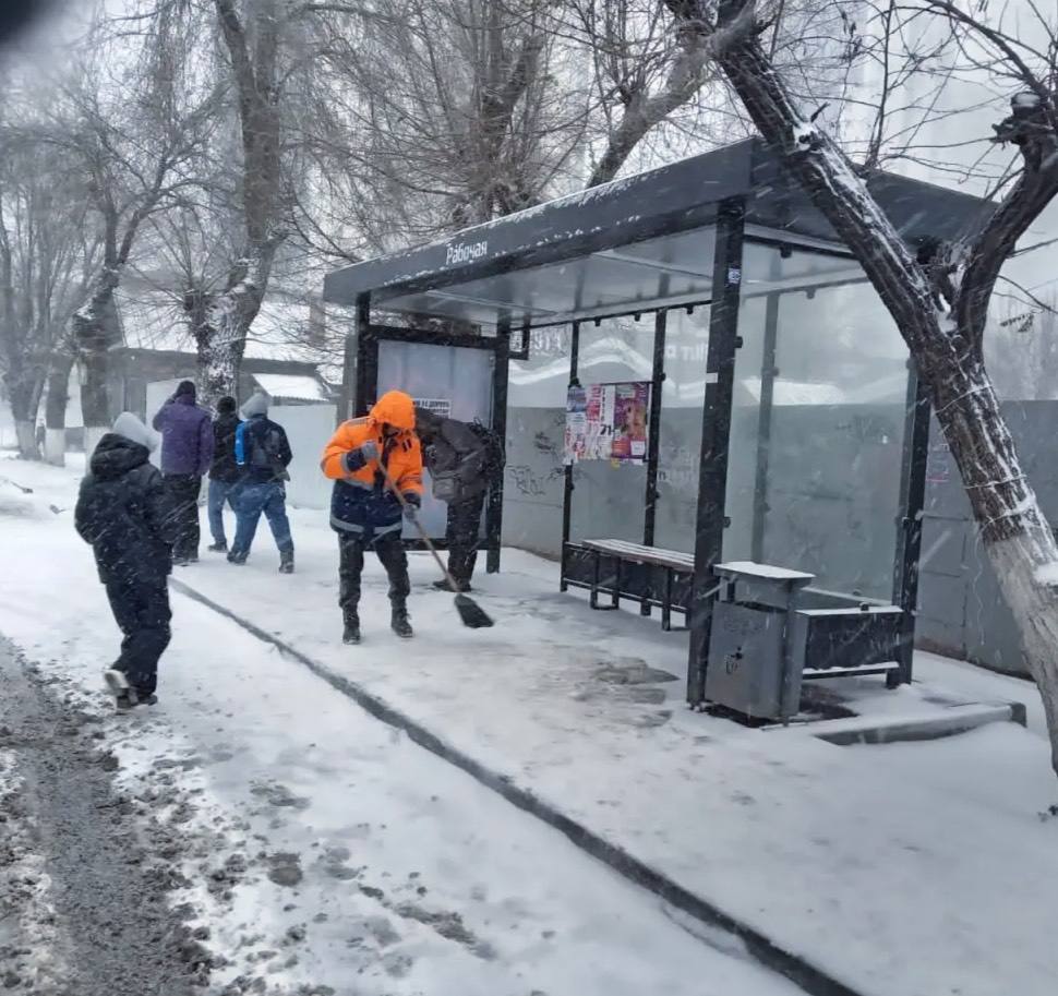 Силами МКУ «Городское хозяйство» в усиленном режиме ведутся работы по очистке дорог и тротуаров, а также ликвидации последствий сильного ветра Силами МКУ «Городское хозяйство» в усиленном режиме ведутся работы по очистке дорог и тротуаров, а также ликвидации последствий сильного ветра