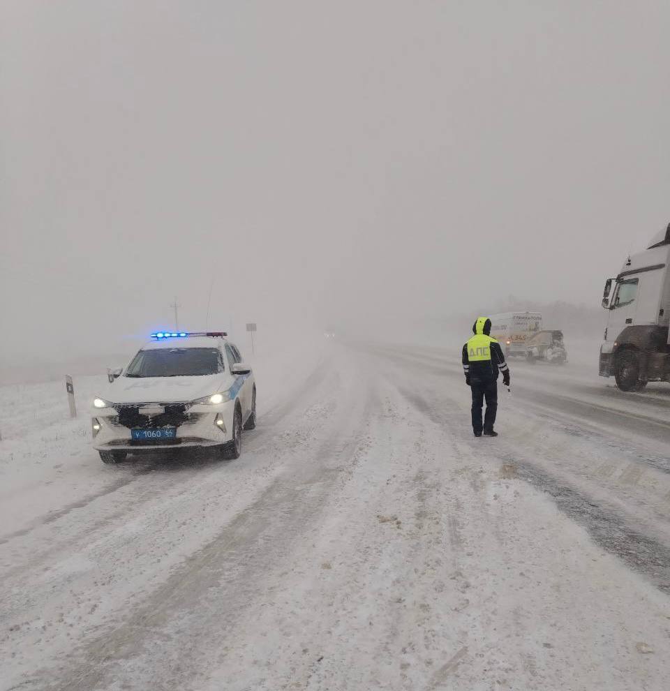 Прямо сейчас по всей Саратовской области сотрудники ГИБДД несут службу в непростых погодных условиях