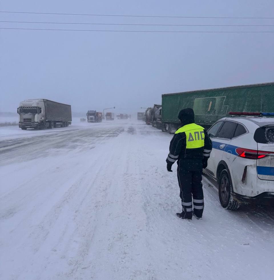 Прямо сейчас по всей Саратовской области сотрудники ГИБДД несут службу в непростых погодных условиях Прямо сейчас по всей Саратовской области сотрудники ГИБДД несут службу в непростых погодных условиях