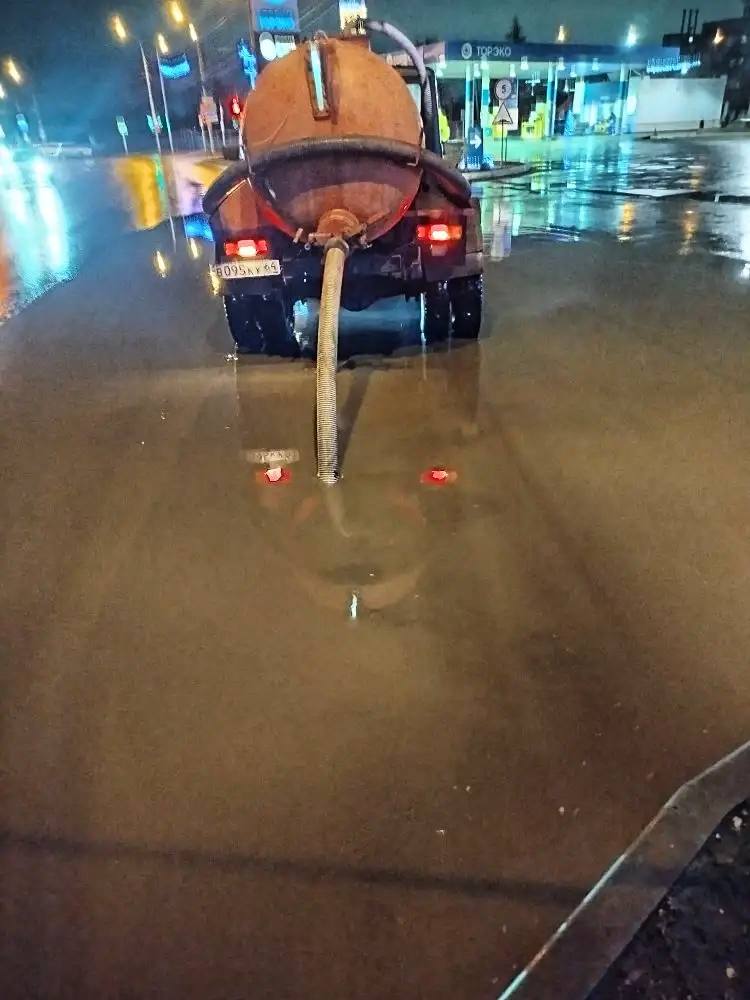 Погода умеет удивлять. Сотрудники МКУ «Городское хозяйство» ночью работали над откачкой воды с улиц города, чтобы минимизировать неудобства для жителей Погода умеет удивлять. Сотрудники МКУ «Городское хозяйство» ночью работали над откачкой воды с улиц города, чтобы минимизировать неудобства для жителей