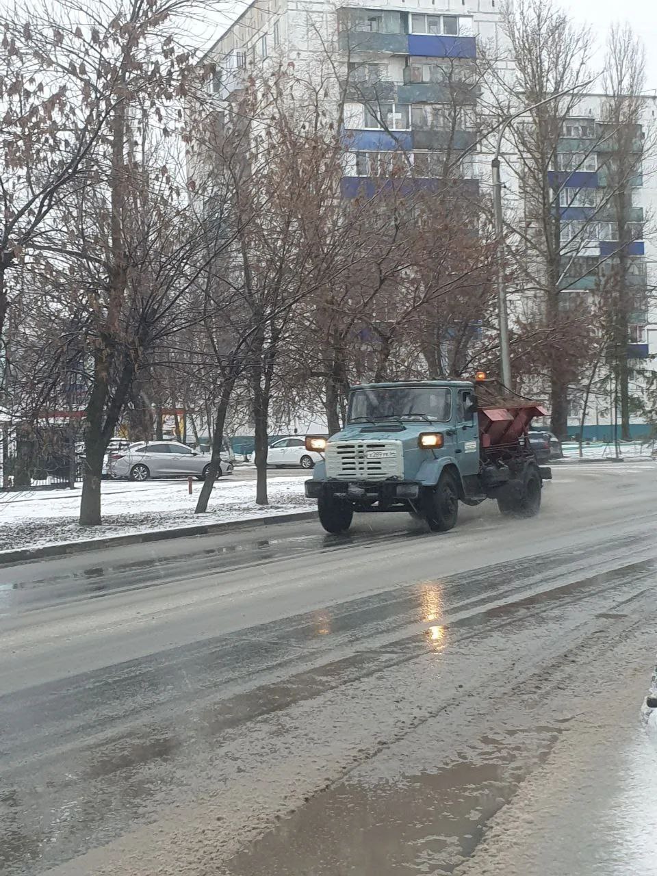 На дорогах города Балаково в усиленном режиме убирают снег На дорогах города Балаково в усиленном режиме убирают снег