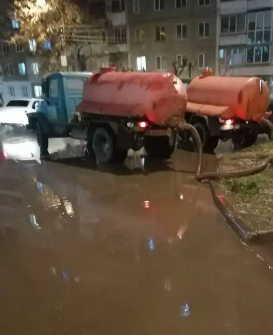 Погода умеет удивлять. Сотрудники МКУ «Городское хозяйство» ночью работали над откачкой воды с улиц города, чтобы минимизировать неудобства для жителей