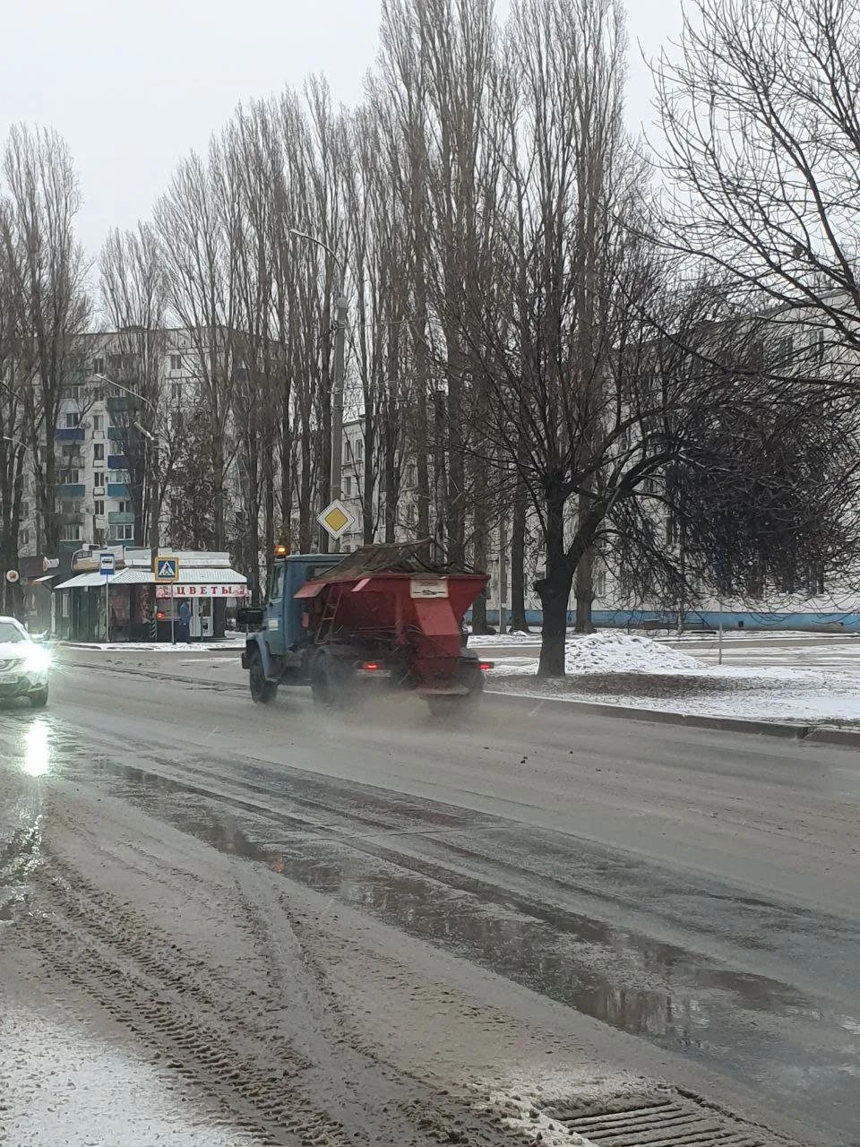 На дорогах города Балаково в усиленном режиме убирают снег На дорогах города Балаково в усиленном режиме убирают снег