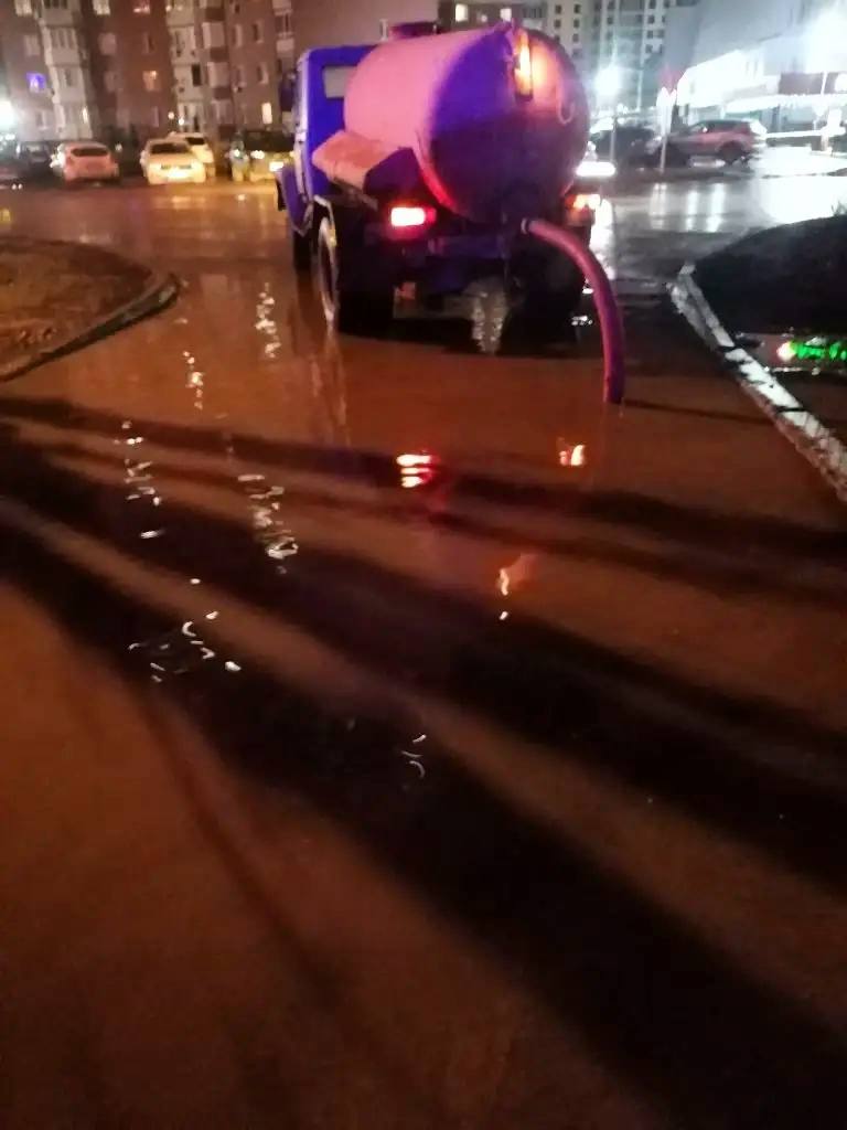 Погода умеет удивлять. Сотрудники МКУ «Городское хозяйство» ночью работали над откачкой воды с улиц города, чтобы минимизировать неудобства для жителей Погода умеет удивлять. Сотрудники МКУ «Городское хозяйство» ночью работали над откачкой воды с улиц города, чтобы минимизировать неудобства для жителей