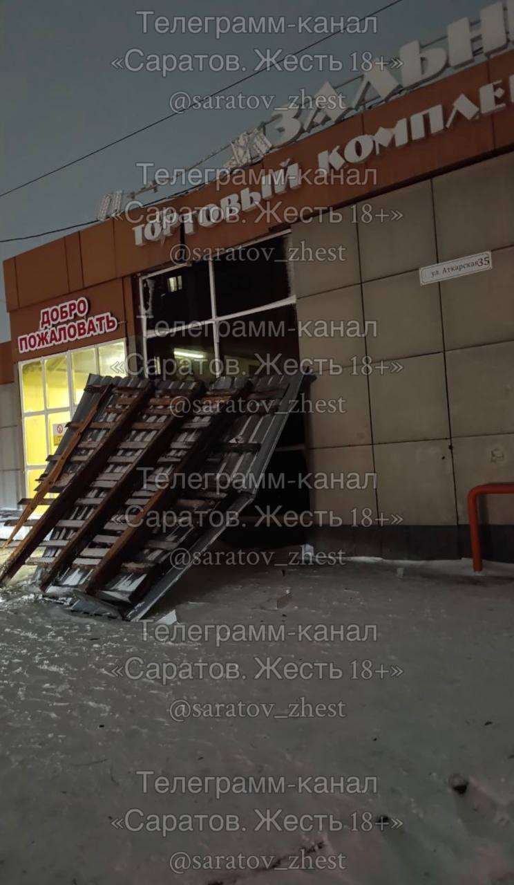 В Саратове из-за сильного ветра рухнула главная новогодняя елка В Саратове из-за сильного ветра рухнула главная новогодняя елка