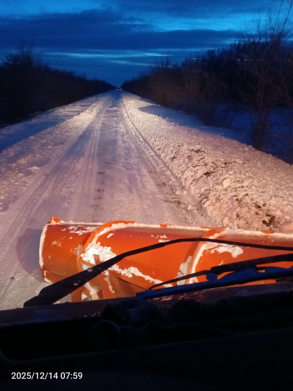 Более 350 единиц техники продолжают бороться с последствиями снегопада Более 350 единиц техники продолжают бороться с последствиями снегопада
