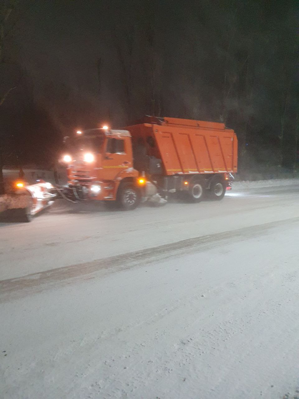 Сотрудники «Комбината благоустройства» в круглосуточном режиме устраняют последствия непогоды Сотрудники «Комбината благоустройства» в круглосуточном режиме устраняют последствия непогоды