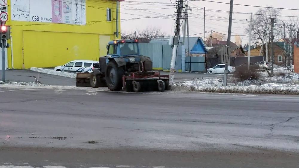 В Энгельсе продолжаются работы по очистке дорог и тротуаров, а также обработке территорий противогололедными материалами В Энгельсе продолжаются работы по очистке дорог и тротуаров, а также обработке территорий противогололедными материалами
