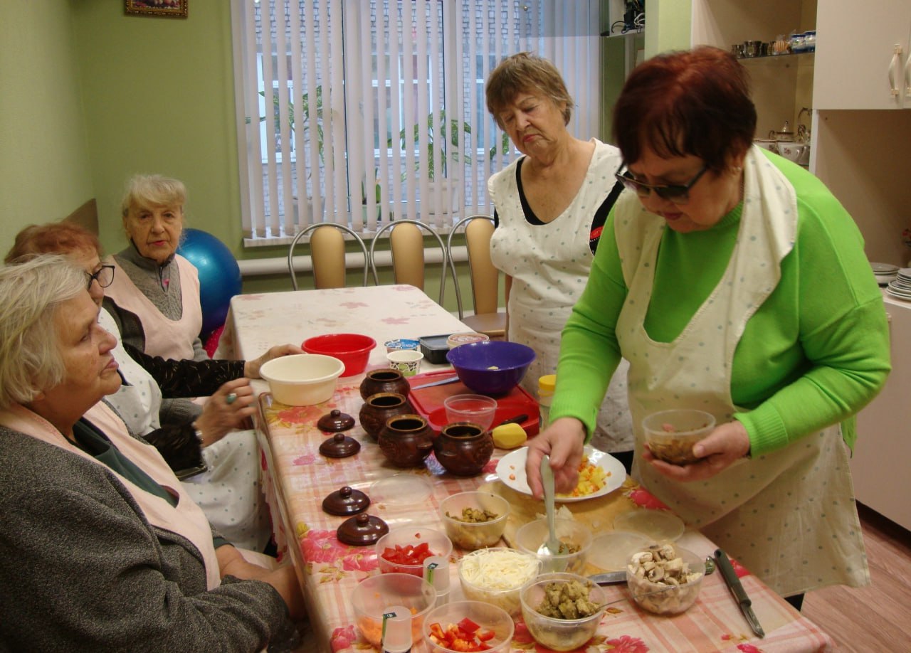 Кулинарный батл: в центре соцобслуживания Саратова готовили блюда в горшочках