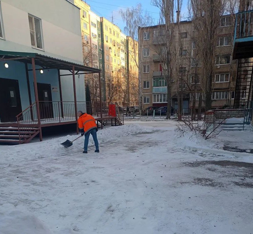 Территории порядка 180 объектов социальной сферы уже расчищены от снега и наледи Территории порядка 180 объектов социальной сферы уже расчищены от снега и наледи