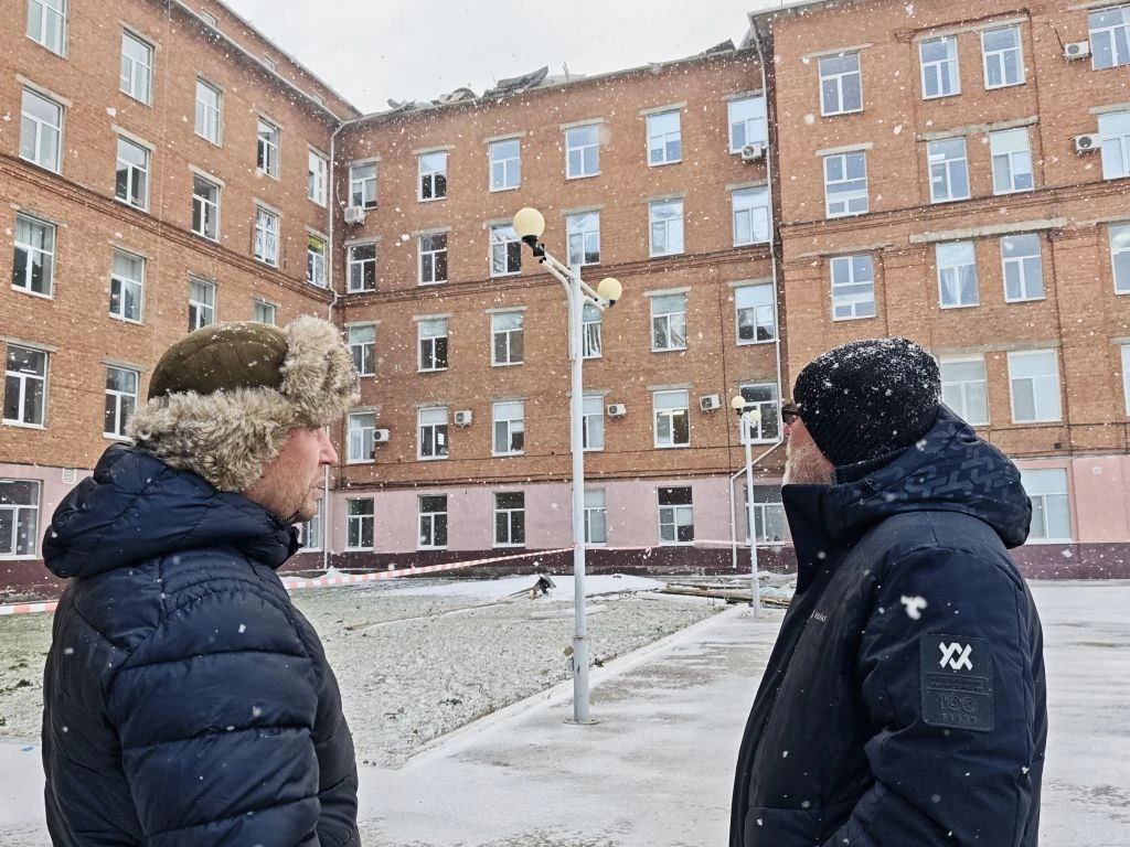 Председатель комитета ЖКХ, ТЭК, транспорта и связи администрации района Виталий Карпов провёл выездное совещание совместно с главврачом Энгельсской городской клинической больницы №1 Асланом Юановым