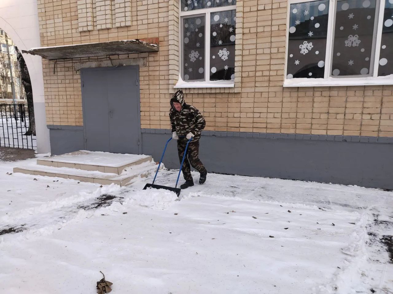 Территории порядка 180 объектов социальной сферы уже расчищены от снега и наледи Территории порядка 180 объектов социальной сферы уже расчищены от снега и наледи