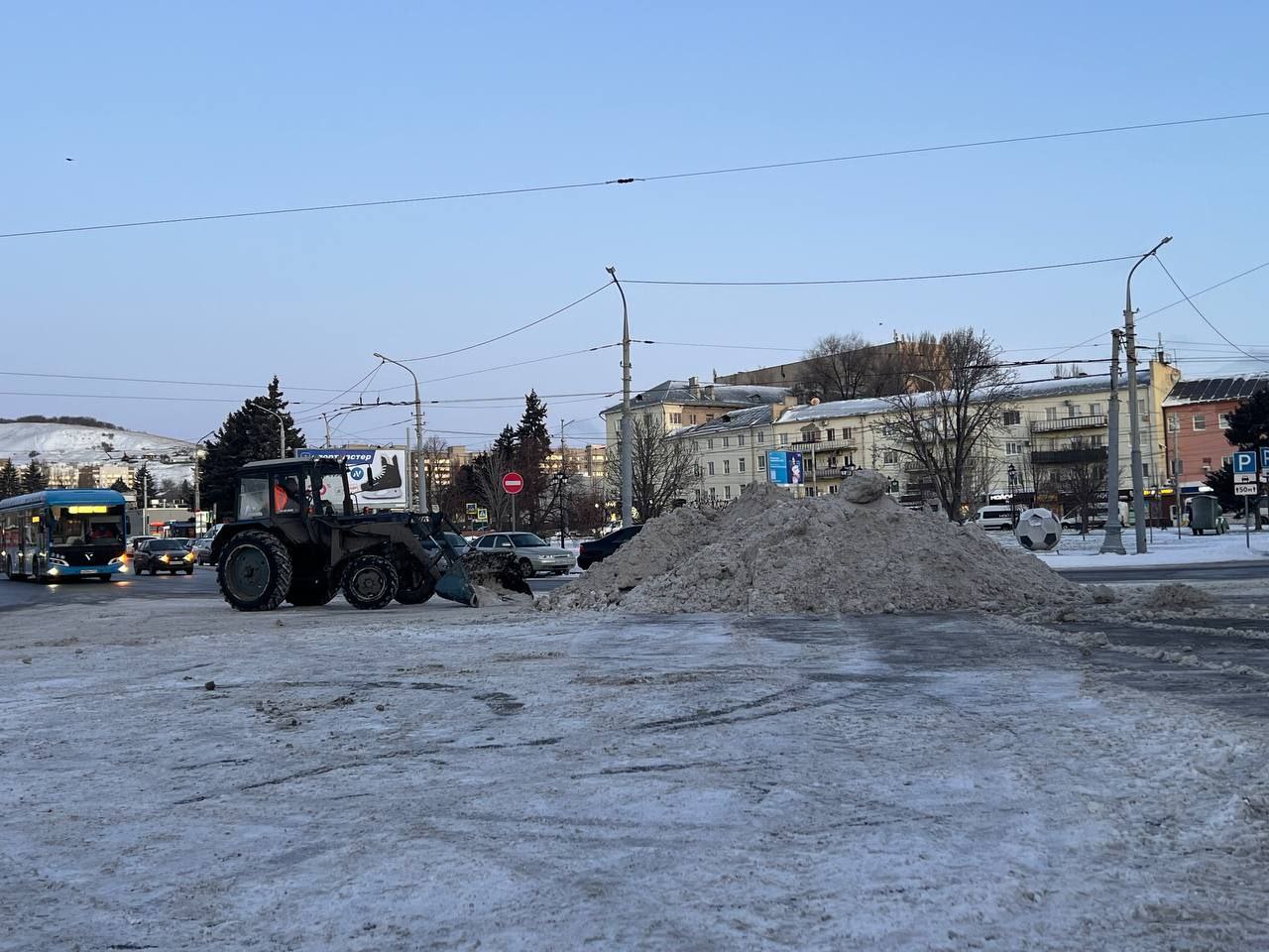 Прокуратура Кировского района города Саратова контролирует вопросы выполнения работ по очистке автомобильных дорог и придомовых территорий от снега и наледи Прокуратура Кировского района города Саратова контролирует вопросы выполнения работ по очистке автомобильных дорог и придомовых территорий от снега и наледи