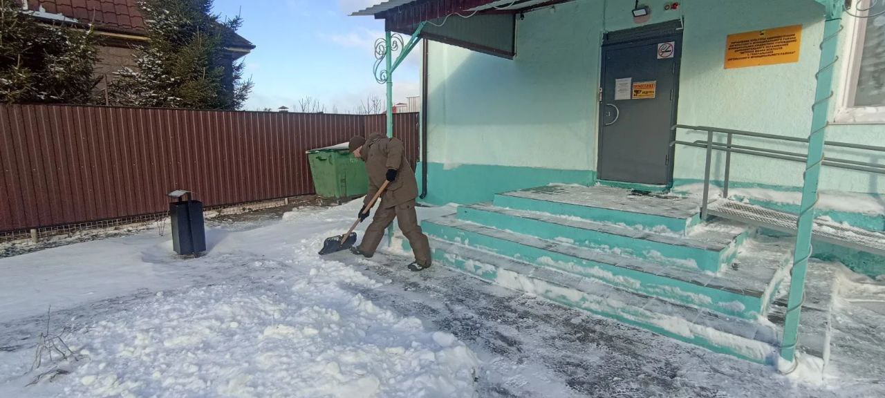 Территории порядка 180 объектов социальной сферы уже расчищены от снега и наледи