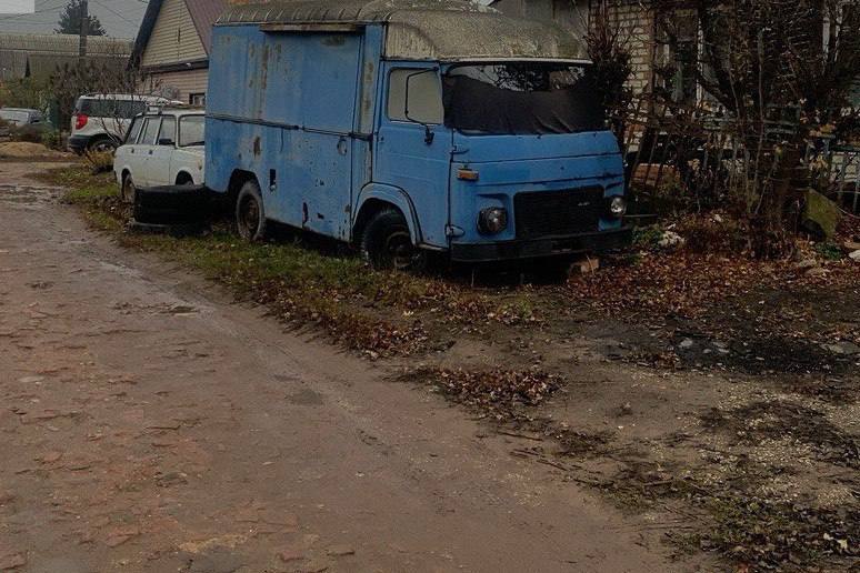 В Энгельсе владелец добровольно убрал два брошенных автомобиля