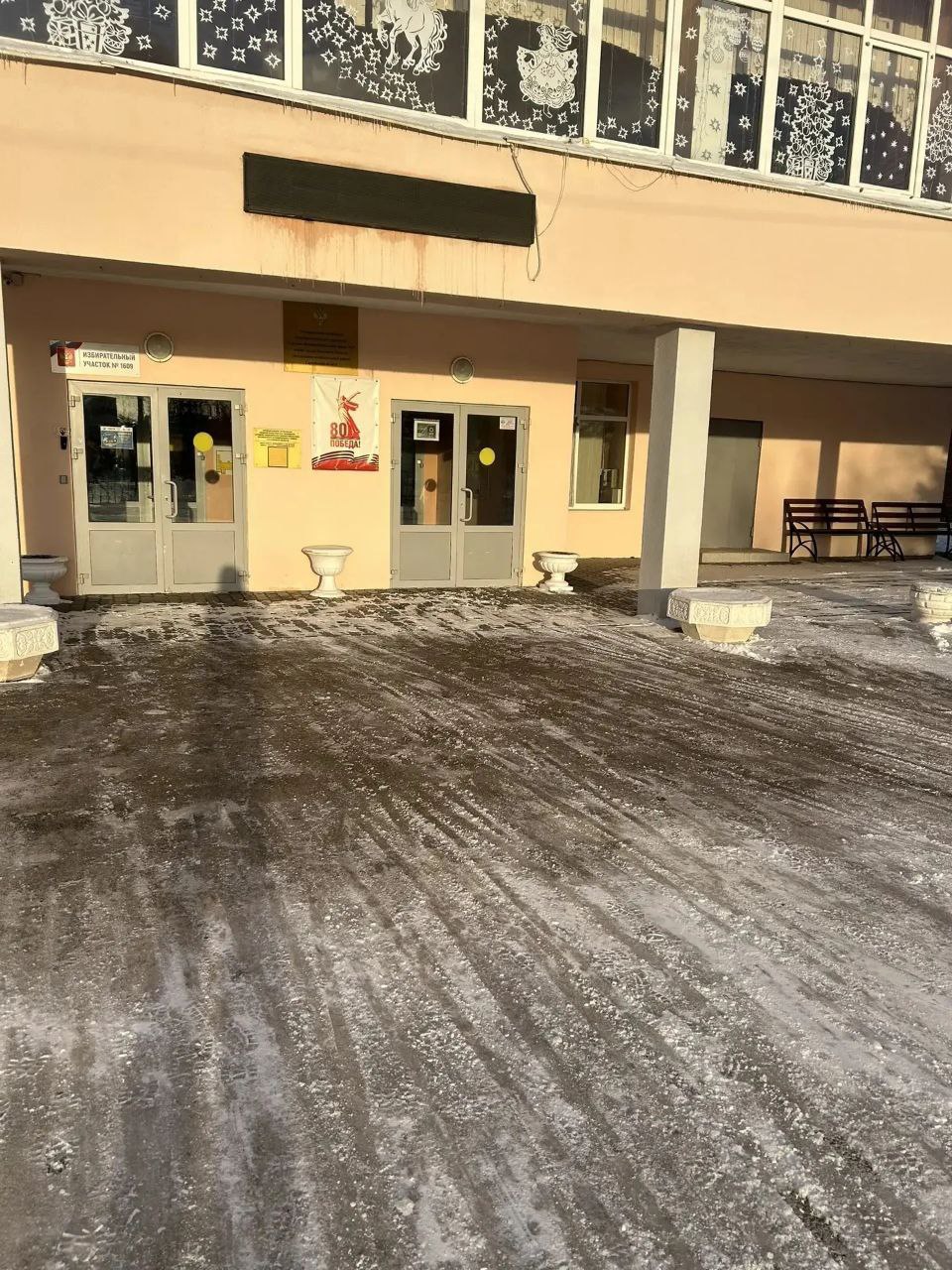 Территории порядка 180 объектов социальной сферы уже расчищены от снега и наледи Территории порядка 180 объектов социальной сферы уже расчищены от снега и наледи